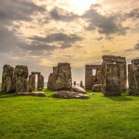 2560px-Stonehenge,_Wiltshire